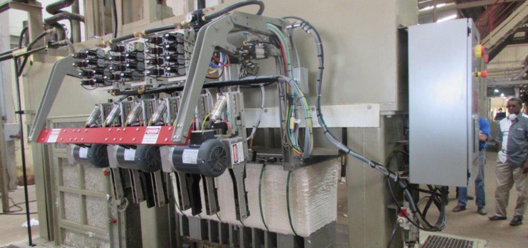 BALLE-DEMOULEE-DUNE-PRESSE-ET-CERCLEE-PAR-UN-SYSTEME-DE-CERCLAGE-AUTOMATIQUE-A-FEUILLARDS-4